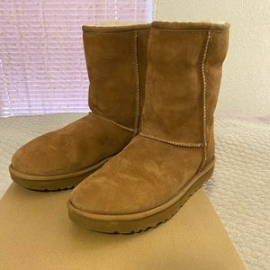 UGG W Classic Short II size-10